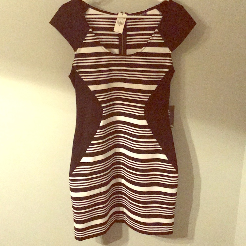 Express Dress. Size 10. NWT. Slimming style!